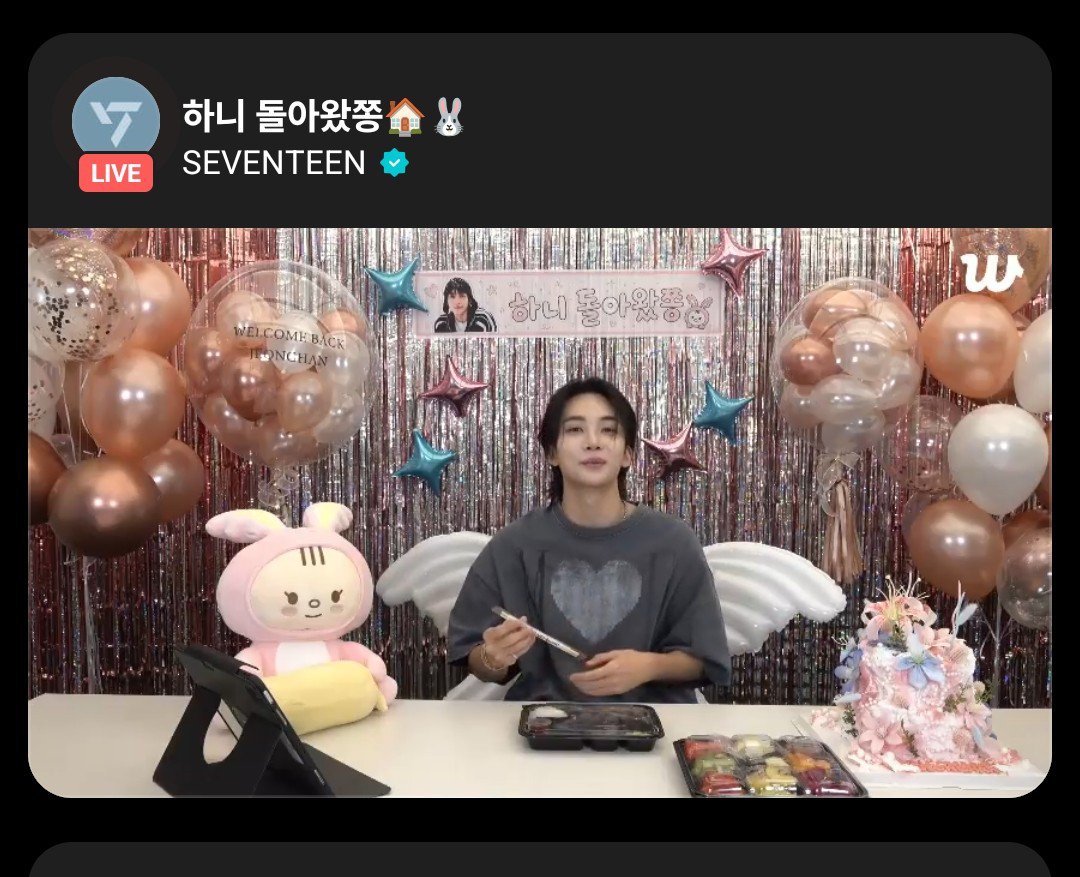 dokyeomsalusalu's tweet photo. last weverse                     first weverse
live before his                  live after his 
enlistment                        discharge https://t.co/5Wzpf8VaFy