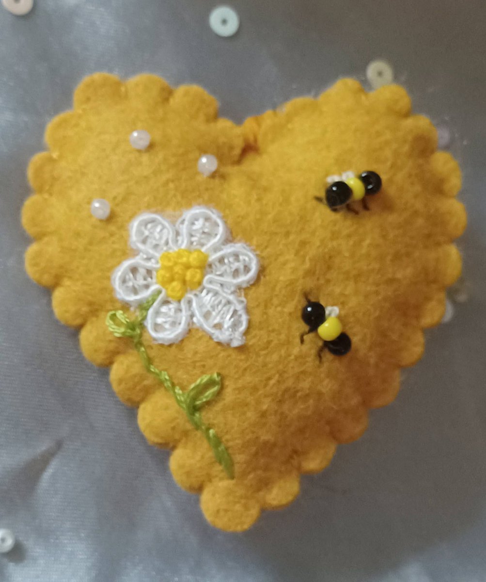 SuziQCrafts's tweet photo. Handmade felted keychains or bag charms, with a lace and embroidered daisy, and 'bee'ded bees 😍💮🐝
£4.25 plus UK p&amp;p.

https://t.co/t8C6QMwSi1

#heartkeyring #bees #handmadegiftideas #newhome #shopindie #giftideas #crafts #smallbusiness https://t.co/CN52vUjVoZ