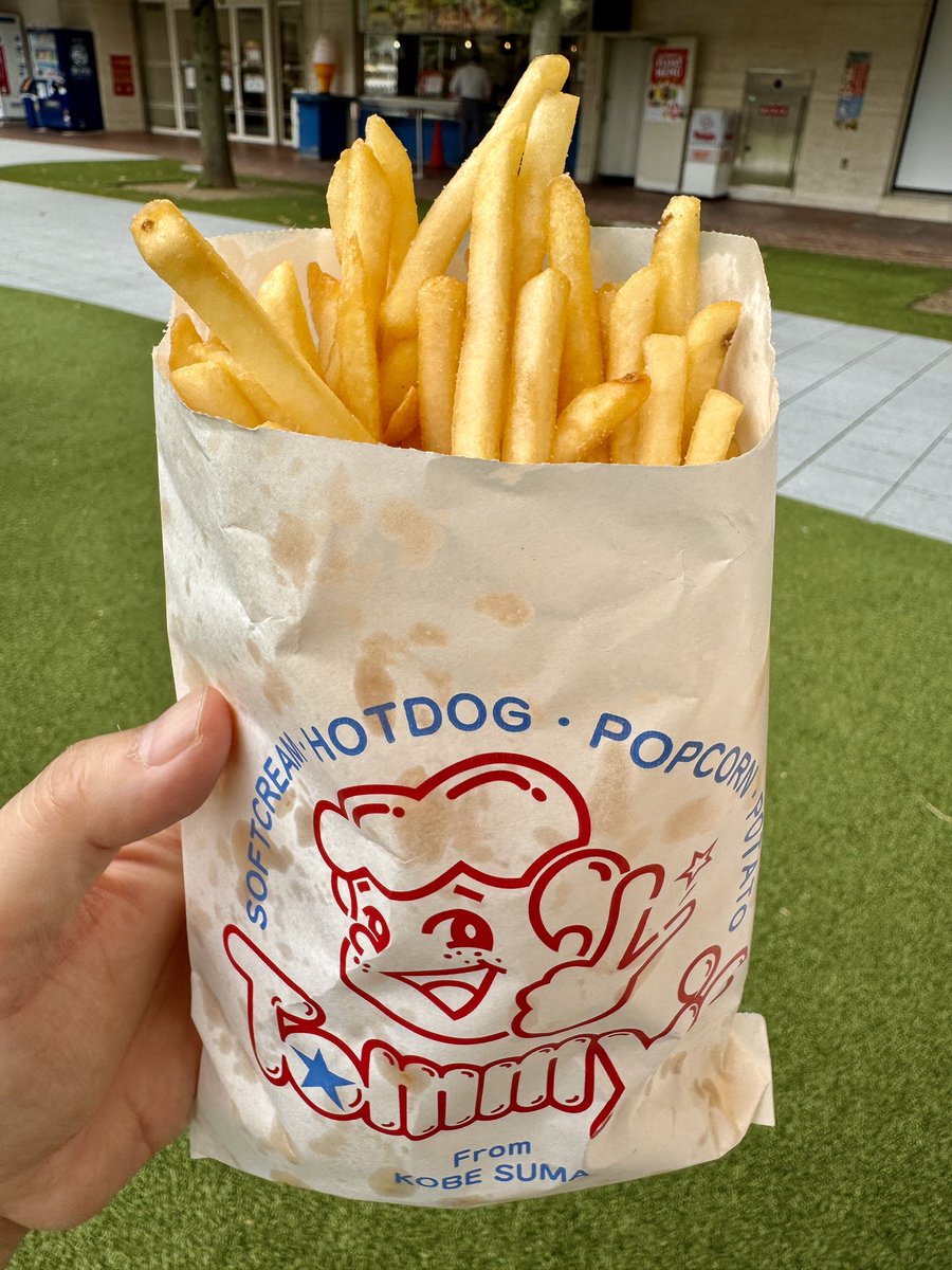 kudo_pon's tweet photo. トミーズのフライドポテトについて

兵庫県出身者が大絶賛していた神戸市民のソウルフード「トミーズのフライドポテト」を実際に食べたのですが、感動するほど美味しかったため、Xにトミーズの件を掲載したところ、多くの皆さんから大きな反響がありました。

特に多かった感想が「学生時代に食べていた」「青春の思い出」「親が買ってくれていた」などで、なかには「親の世代から食べてた」という方もいらっしゃいました。

私がトミーズを知ったのは2025年のことで、兵庫県出身者から「なぜか食べる手が止まらなくなる」と教えられ、念願叶って2026年6月に食べることが出来ました。我慢できずに飛行機で神戸に飛んだのです。

その味の感想ですが、皆さんが絶賛し、神戸市民がソウルフードと言うのも理解できる美味しさでした。

確かに一度食べたら最後、無くなるまで食べ続けてしまいます。価格は350円で、ポテト量は超大容量なのですが、完食してしまったのです。

ちょっとビジュアルからは良さが伝わりにくいですよね。こればかりは実際に食べないと素晴らしさは伝わらないと思います。

こんな最高のフライドポテトに出会えて感激です。皆さんもぜひ、トミーズのフライドポテトを食べてみてください。感激しますよ！ グルメの世界は広いですね！

ちなみにホットドッグも絶品でした。トミーズファンによるとオニオンリングもウマイそうです🍟🌭🥤✨