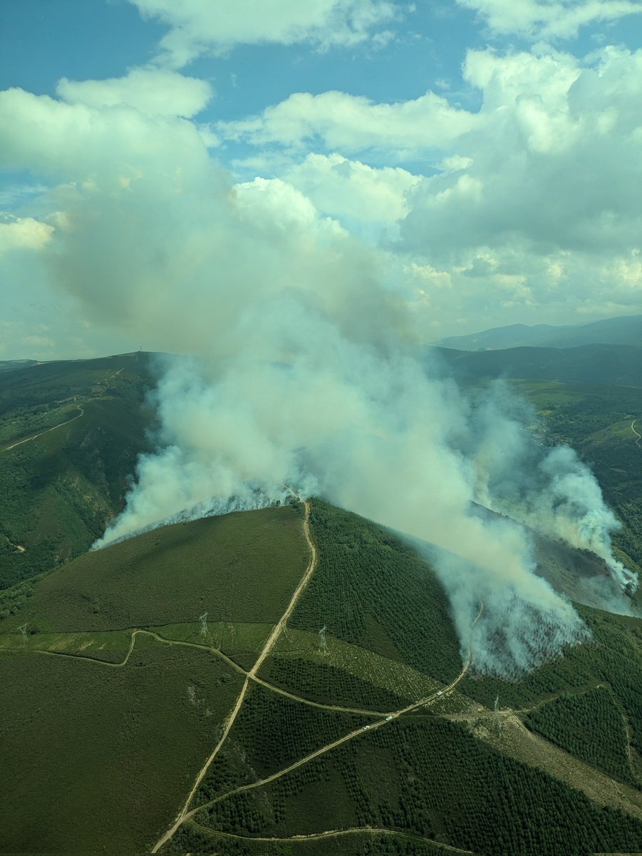 AT_Brif's tweet photo. 12:08🎥#IFVegaDeValcarce #LeónESP 

Este es el aspecto que presenta el incendio forestal de Vega de Valcarce a la aproximacion de @briftabuyo.

Somos #BRIF de @mitecogob https://t.co/e0jZdNPp3P