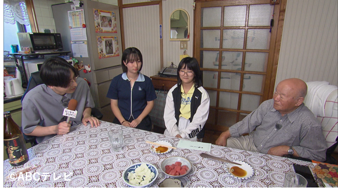 abc_knightscoop's tweet photo. 今週のナイトスクープ1本目は…

「酒飲みじいじの本音を教えて」

兵庫県の小学６年生と中学３年生の姉妹から。私たちのじいじのことで困っていることがある。ひぃおじいちゃんになるじいじは８８歳。昔から大のお酒好きで、毎晩飲んでいる。しかし調子に乗ると、飲みすぎてしまい、火傷をしたり骨折をしたりと心配が尽きない。が、まだ反省をしていないのか、いまだに酔っぱらっては、よく大怪我をしている。ママや私たちが怒っても、うまくはぐらかしては、聞いてくれない。どうしてじいじは私たちのお願いを聞いてくれないのだろうか…。じいじの本当の気持ちが知りたい、というもの。