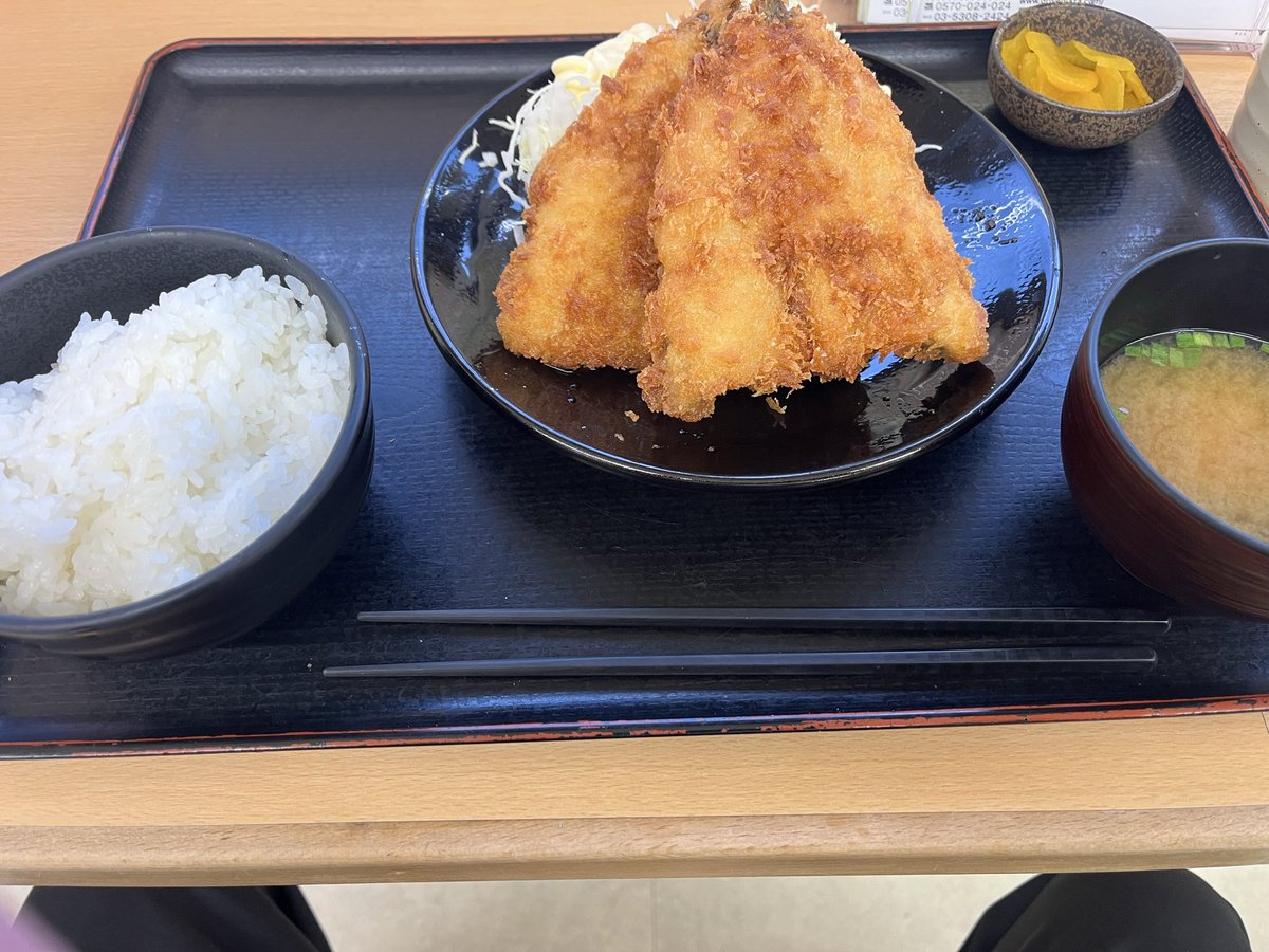 TOSHI__TECH's tweet photo. 上信越自動車道下り
松代パーキング(長野県)で
夜ご飯🎶
明日茨城県→小平市→江東区→29日大阪。

明日東名大丈夫かなぁ〜
帰れますように。
#上信越自動車道
#長野県
#松代パーキング https://t.co/r6aWlr07UL