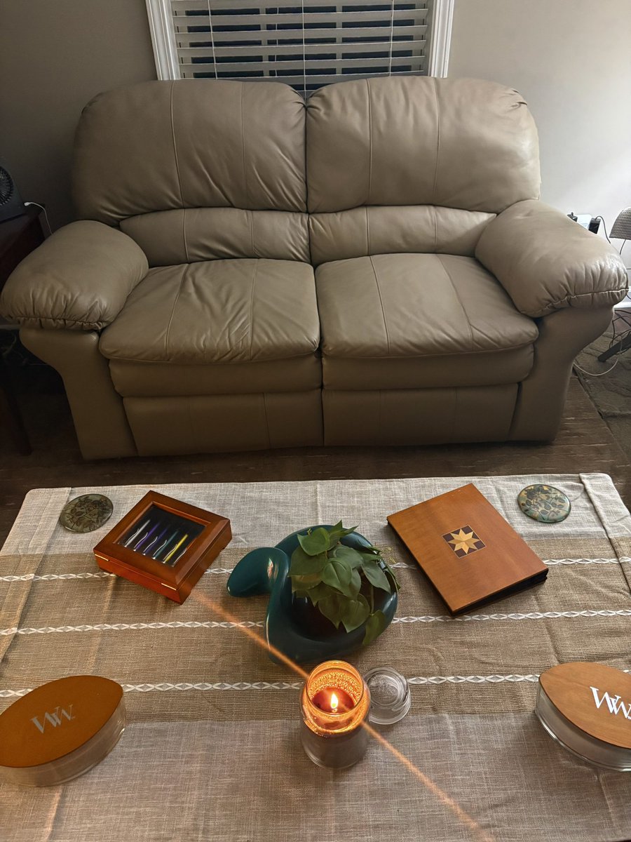 billy0903's tweet photo. @ben31348018 @victorfonxxx I knew we had A LOT in common, same Lazy Boy loveseat!! https://t.co/ysPux0cApu