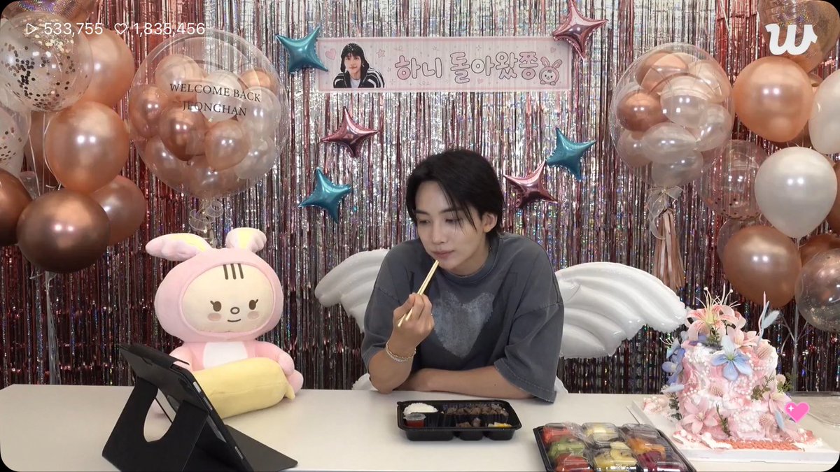 lunehoon's tweet photo. 😇 let’s do what i always do~

and it’s him eating while doing a live 🥹 https://t.co/9GbQZ7NFqQ