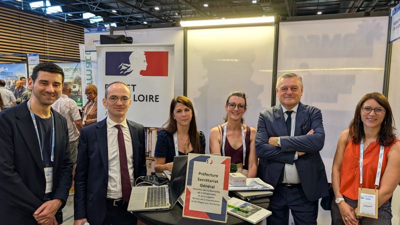 Prefecture42's tweet photo. 📍 En direct du Congrès des maires de la Loire ! 🤝

🇫🇷 François-Xavier BIEUVILLE, ​préfet de la Loire, aux côtés des membres du corps préfectoral, est présent aujourd'hui au Parc Expo de Saint-Étienne pour ce rendez-vous incontournable de la vie démocratique locale.

​📢 Ce congrès marque une étape symbolique forte : pour la toute première fois, le préfet s'adresse officiellement à l'ensemble des maires du département, et tout particulièrement aux nombreux nouveaux élus venus en nombre ! 🆕👥

​💬 « L'État est au cœur du territoire, au plus près de ses élus locaux. » Face aux défis quotidiens des communes, la préfecture réaffirme son rôle de partenaire de confiance 🤝, engagé sur le terrain 🗺️ pour accompagner, conseiller et soutenir les projets de toutes les municipalités ligériennes🚀

👏 ​Excellents échanges à tous les élus pour cette journée placée sous le signe du service public et de la proximité ! 🇫🇷✨