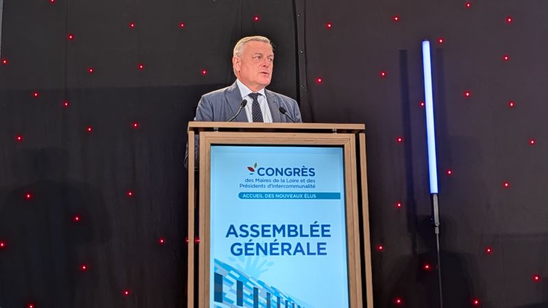 Prefecture42's tweet photo. 📍 En direct du Congrès des maires de la Loire ! 🤝

🇫🇷 François-Xavier BIEUVILLE, ​préfet de la Loire, aux côtés des membres du corps préfectoral, est présent aujourd'hui au Parc Expo de Saint-Étienne pour ce rendez-vous incontournable de la vie démocratique locale.

​📢 Ce congrès marque une étape symbolique forte : pour la toute première fois, le préfet s'adresse officiellement à l'ensemble des maires du département, et tout particulièrement aux nombreux nouveaux élus venus en nombre ! 🆕👥

​💬 « L'État est au cœur du territoire, au plus près de ses élus locaux. » Face aux défis quotidiens des communes, la préfecture réaffirme son rôle de partenaire de confiance 🤝, engagé sur le terrain 🗺️ pour accompagner, conseiller et soutenir les projets de toutes les municipalités ligériennes🚀

👏 ​Excellents échanges à tous les élus pour cette journée placée sous le signe du service public et de la proximité ! 🇫🇷✨