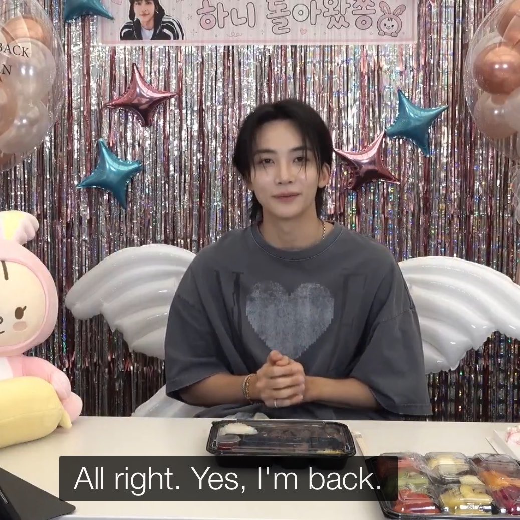 aprildrifts's tweet photo. “i’m back, jeonghan is back.” 

it’s real 😭😭😭😭😭😭😭😭😭😭🖤 LOOK AT THE ANGEL WINGS TOO https://t.co/4FTJopSHLa