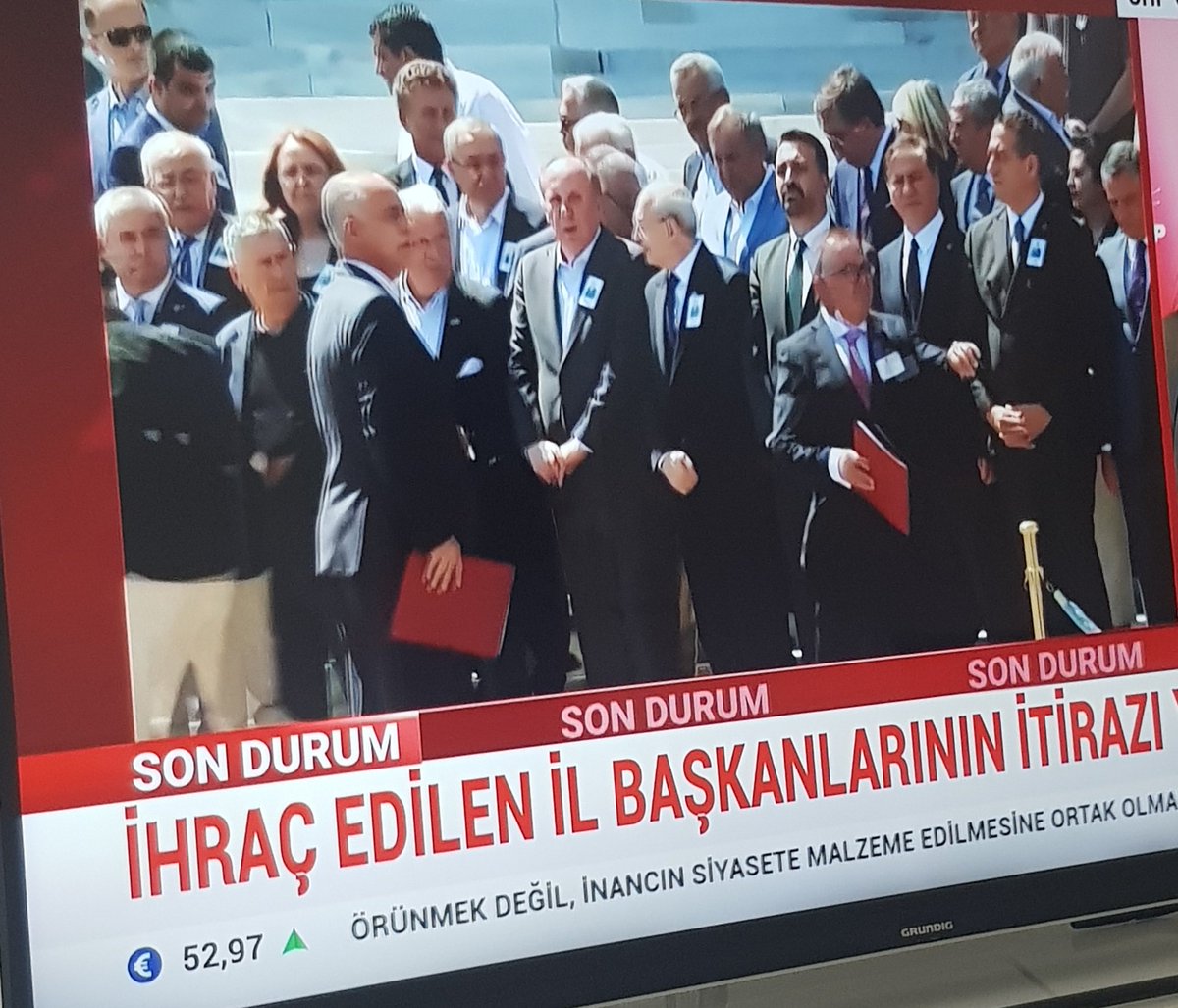 Asil17Asil17's tweet photo. Tipe bak ağa! 
Essahtan bir şeymiş gibi arkasından da bir sürü (yancı)  yürüyor.. 
Ülke kimlerin eline kaldı. 
Kahrolmamak mümkün mü? 
Hani derler ya.. 
Etiyle kemiğiyle!! 
Neyse.. 
🤦‍♂️ https://t.co/WCfc8St7lZ