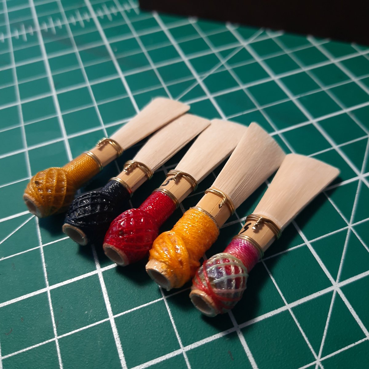 ohmreeds's tweet photo. From the right; 

- Rieger 2
- Rieger 1A (by Avena)
- Rieger 1A*
- Fox 2*
- Nexus 1a 

* these are the most popular shape 

#bassoonreed #ลิ้นบาสซูน https://t.co/28ALeZJyXx