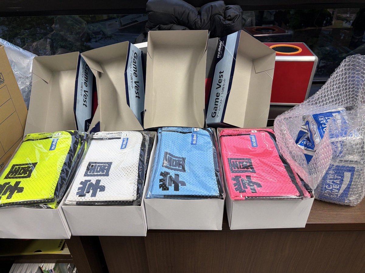 KG_FOOTBALL_'s tweet photo. この度、OBの「58年卒伝説のキャプテン正さんと60年卒13人、62年卒1人のゆかいな仲間たち」さん��らビブス4色とポカリを差し入れしていただきました。 https://t.co/8D3LlmnYg1