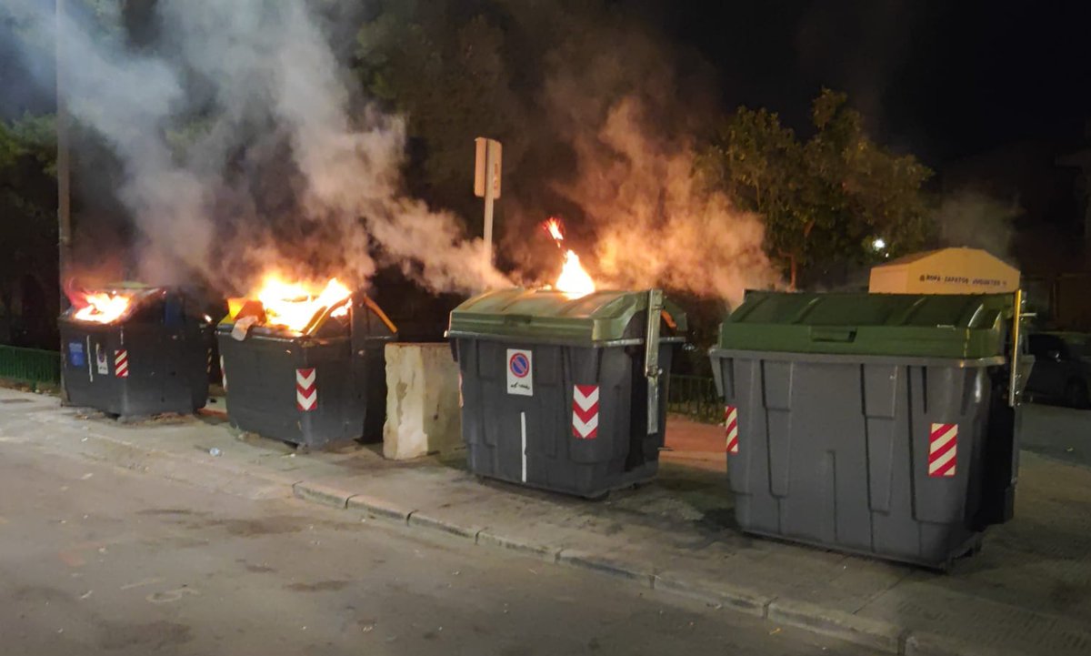 LHICARSA's tweet photo. La noche de San Juan dejó en Cartagena varios actos vandálicos con la quema de contenedores de residuos y reciclaje en distintos puntos del municipio 🔥

A pesar de las medidas preventivas adoptadas, varios contenedores resultaron dañados o completamente destruidos. https://t.co/ekzqV22nJp