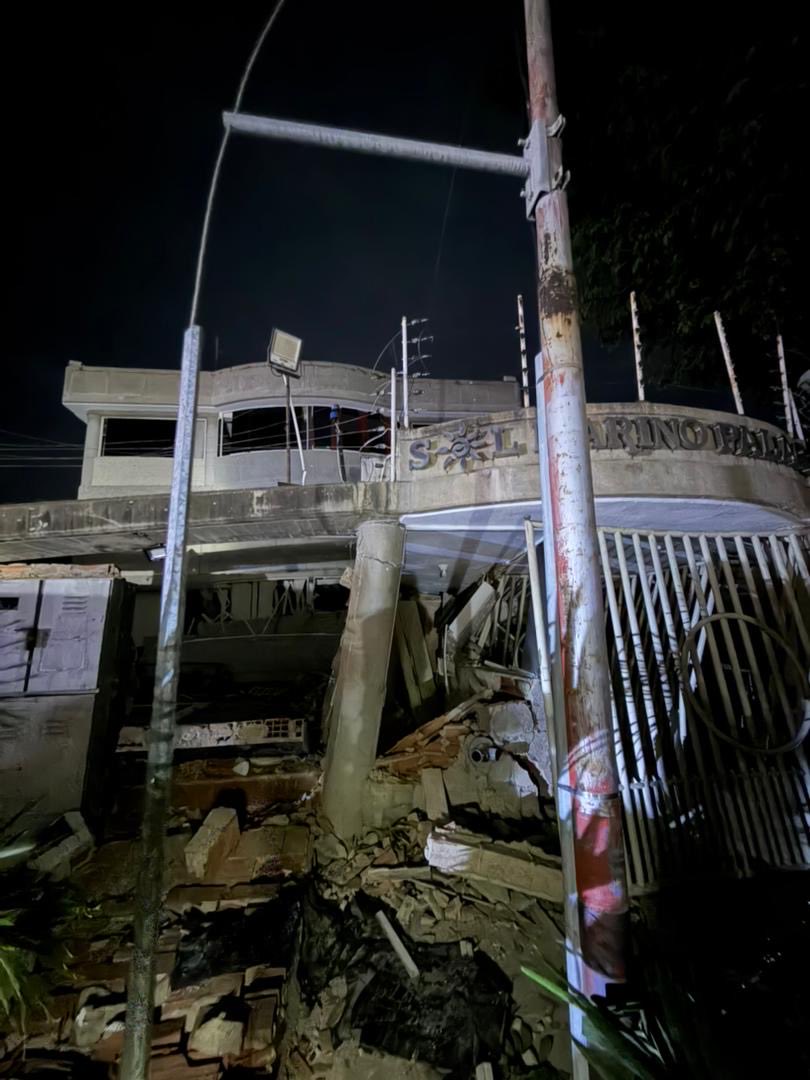YGSU's tweet photo. Residente Sol Marino Palace 💔🇻🇪
Catia La Mar - Playa Grande. 
Las fotos me las envió mi hermana. 
Esto fue devastador 🫂😭 vecinos fallecidos . 
✨🙏🏻✨
Gracias a Dios no estaba en el apto https://t.co/u6pHtjgEOL