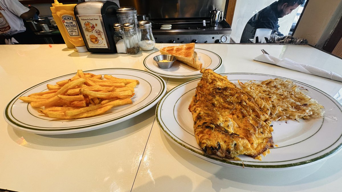 Laur3nts's tweet photo. Maaaan the food here’s great! Not sharing the loc tho 🤪🙌 https://t.co/gcHWu75sZF