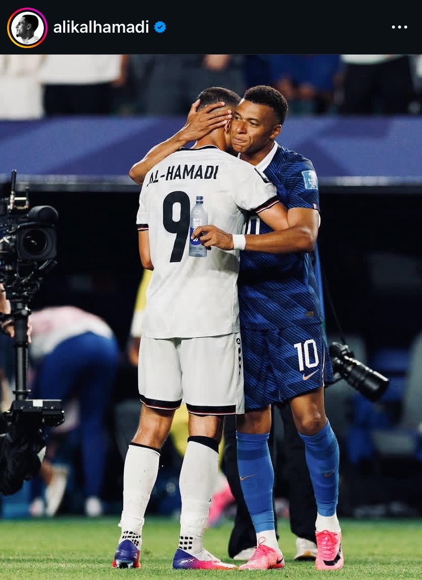Mrnobody12462's tweet photo. Les joueurs de l’Irak après avoir affronté l’équipe de France de Mbappé https://t.co/KS28B11dSD