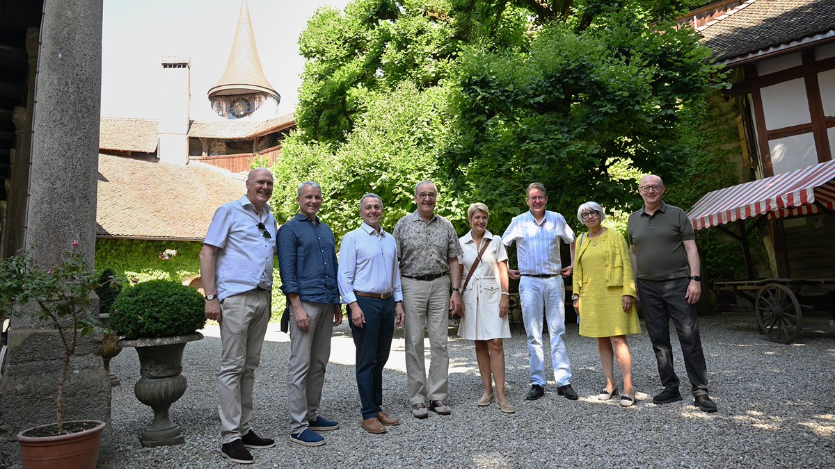 BR_Sprecher's tweet photo. 📷🏰#BRAusflug #BundespräsidentCH @ParmelinG führt den Bundesrat durch seinen Heimatkanton.
Beim Schloss Lucens (VD) geniessen die Bundesrätinnen und Bundesräte den schönen, schattigen Innenhof. #ExcursionCF #GitaCF https://t.co/pKzHr574vE