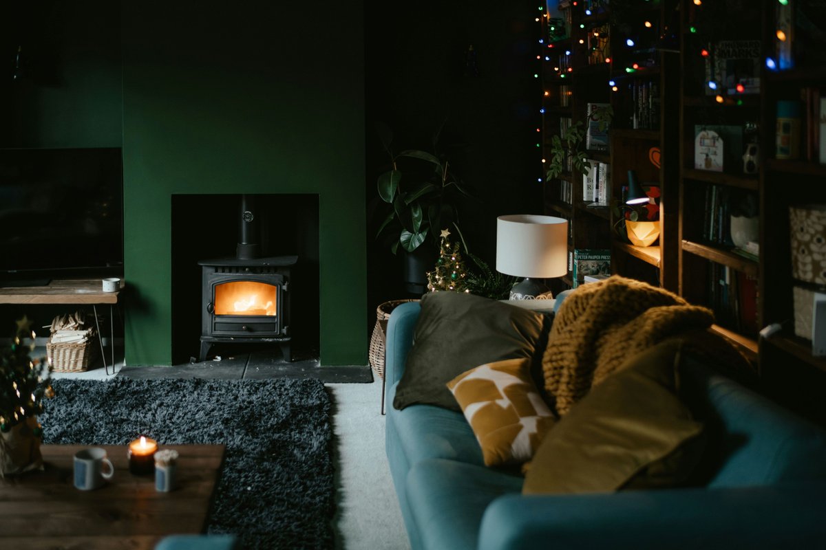 DorianBurtAssoc's tweet photo. I have never been brave enough to try one colour on walls and ceiling but any place I've been where they dispensed with the white ceiling looks great. There's something warm and personable about that enclosure - it seems to work especially well in Victorian and Edwardian homes. https://t.co/eHPSY9YWaA
