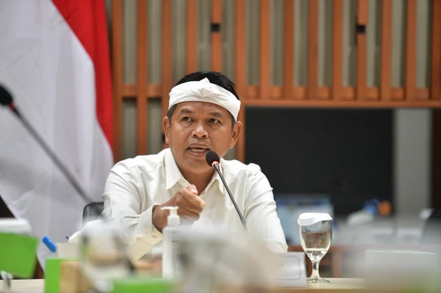 LambeSahamjja's tweet photo. just in: KDM mengumumkan uang sayembara 250 juta untuk mencari taufik hidayat diserahkan ke korban yaitu vita dalam bentuk deposito bank jabar https://t.co/JU1bmP4SC0
