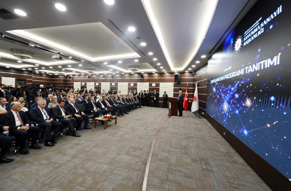 GtuEduTr's tweet photo. Milli kuantum ekosisteminin inşasında stratejik rol üstlenerek geleceğin kritik teknolojilerine yön veriyoruz!

🖊️ YÖK ve SSB öncülüğünde, Türkiye'nin en güçlü 11 araştırma üniversitesinin katılımıyla "Savunma Sanayii Kuantum Teknolojileri Protokolü" imzalandı.

🎓  Cumhurbaşkanlığı Savunma Sanayii Başkanlığı ev sahipliğindeki törende üniversitemizi Rektörümüz Prof. Dr. Hacı Ali Mantar temsil etti.

🚀Kuantum hesaplama, haberleşme, kriptografi, yazılım ve algılama alanlarında yerli araştırma altyapısı güçlendirilecek.

🔬  Genç araştırmacılarımıza yönelik burslar, stratejik staj programları, AR-GE projeleri ve yaz okullarıyla geleceğin uzman kadrosunu yetiştirilecek.

Güçlü AR-GE altyapımızla ülkemizin küresel rekabet gücünü artıracak bu stratejik yol haritasının en önemli yürütücülerinden biri olmaktan gurur duyuyoruz. 🧬💼