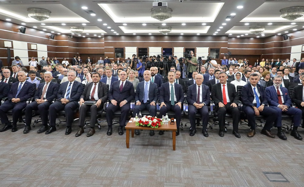 GtuEduTr's tweet photo. Milli kuantum ekosisteminin inşasında stratejik rol üstlenerek geleceğin kritik teknolojilerine yön veriyoruz!

🖊️ YÖK ve SSB öncülüğünde, Türkiye'nin en güçlü 11 araştırma üniversitesinin katılımıyla "Savunma Sanayii Kuantum Teknolojileri Protokolü" imzalandı.

🎓  Cumhurbaşkanlığı Savunma Sanayii Başkanlığı ev sahipliğindeki törende üniversitemizi Rektörümüz Prof. Dr. Hacı Ali Mantar temsil etti.

🚀Kuantum hesaplama, haberleşme, kriptografi, yazılım ve algılama alanlarında yerli araştırma altyapısı güçlendirilecek.

🔬  Genç araştırmacılarımıza yönelik burslar, stratejik staj programları, AR-GE projeleri ve yaz okullarıyla geleceğin uzman kadrosunu yetiştirilecek.

Güçlü AR-GE altyapımızla ülkemizin küresel rekabet gücünü artıracak bu stratejik yol haritasının en önemli yürütücülerinden biri olmaktan gurur duyuyoruz. 🧬💼