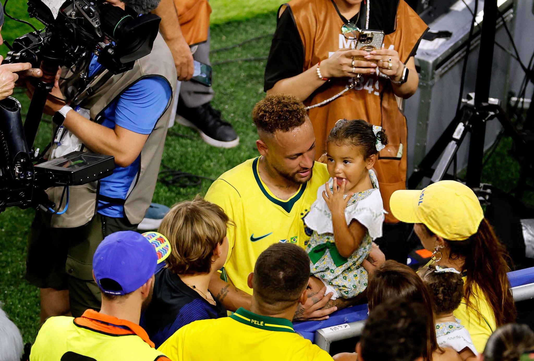 Neymar et sa fille Mavie après le match du Brésil 🇧🇷 cette nuit 🥺🥰...