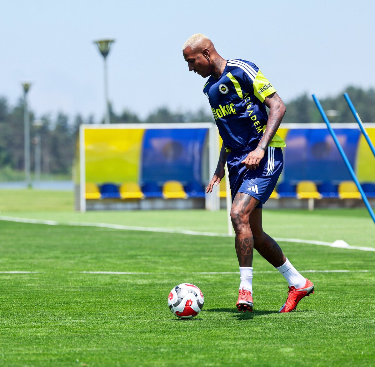 Fenerbahce_EN's tweet photo. 📸 We’ve completed our first training session of the day. https://t.co/CM9J4W5QaR