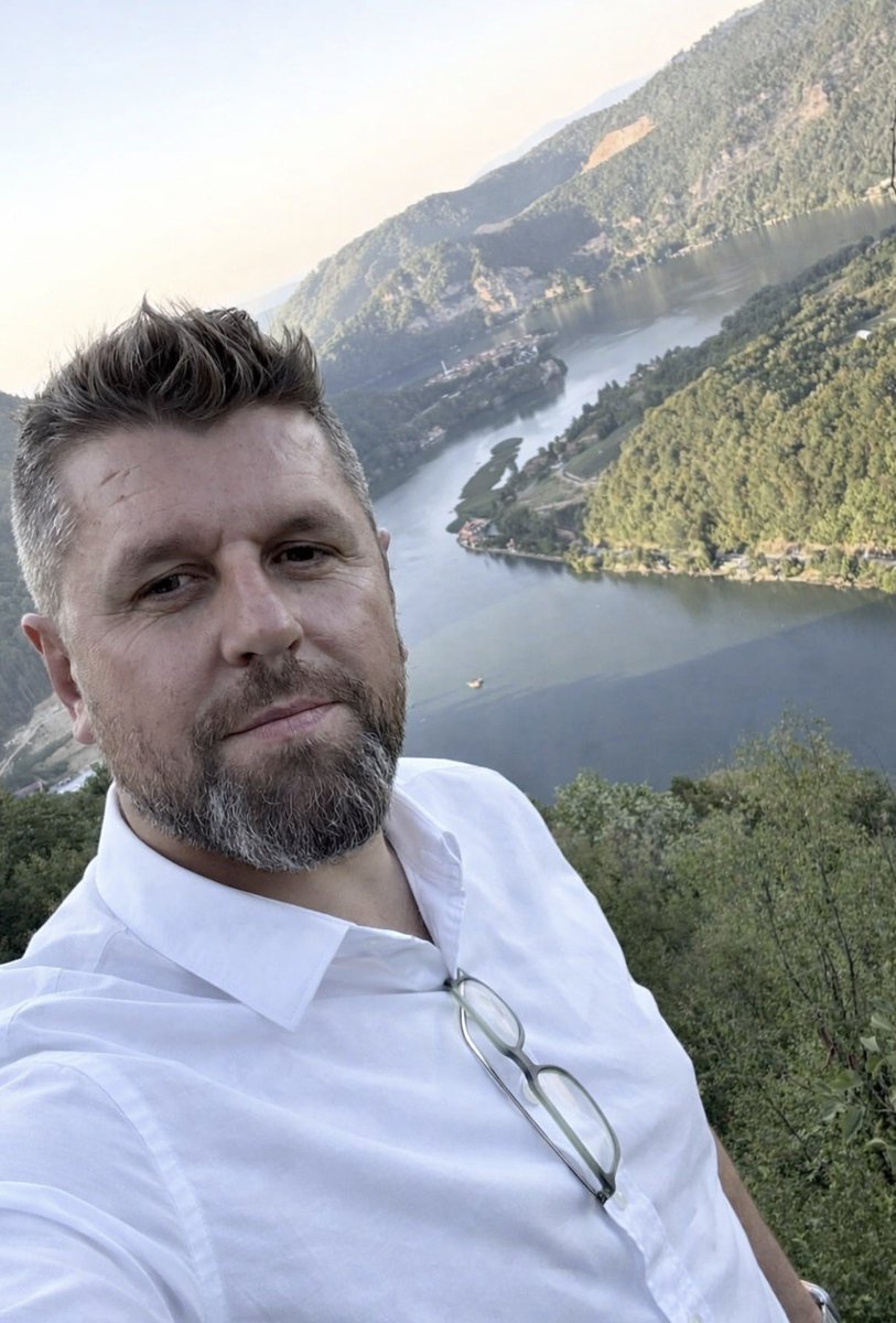 Camil_Durakovic's tweet photo. 🇧🇦 Ne damo zastave Bosne i Hercegovine. Na Drini se brani domovina.

🇧🇦 Zabrana mirne proslave pobjede reprezentacije Bosne i Hercegovine u Zvorniku, uz policiju i Žandarmeriju RS, nije nikakav “red i mir”, to je čisto zastrašivanje građana koji su samo željeli slaviti uspjeh svoje države.

🇧🇦 Mladi su zaustavljani, legitimisani, testirani, vraćani… samo zato što nose dres Bosne i Hercegovine. To nije sigurnosna mjera. To je poruka da u pojedinim gradovima ove zemlje zastava, dres i radost zbog Bosne i Hercegovine navodno nisu poželjni.

‼️ Na takvu poruku ne pristajemo.

🇧🇦 Bosna i Hercegovina je država svih njenih građana. Njena zastava nije provokacija. Njena reprezentacija nije prijetnja. Njeni navijači nisu problem. Problem je politika koja od ljubavi prema domovini pokušava napraviti incident.

‼️Tražim hitno očitovanje MUP‑a RS i odgovornost svih koji su učestvovali u zastrašivanju građana Zvornika. Policija se finansira novcem svih građana, pa i onih koji vole Bosnu i Hercegovinu, i ne smije biti instrument političkog ponižavanja.

🇧🇦 Ne damo zastave Bosne i Hercegovine.
Ne damo pravo djece i mladih da se raduju svojoj državi.
Ne damo da se Bosna i Hercegovina u njenim gradovima tretira kao tuđa zemlja.

💙🇧🇦 Zvornik je Bosna i Hercegovina. Svaki njen grad je Bosna i Hercegovina. I tako će ostati.