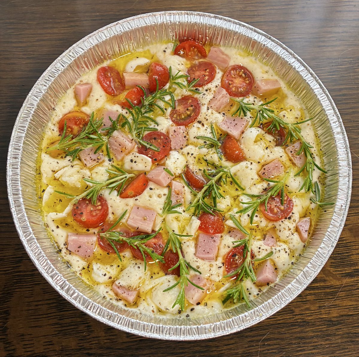 w_moonstar's tweet photo. フォカッチャをつくりました
トマト ベーコン モッツァレラチーズと
庭のローズマリー
Xで見かけてレシピを探したらコネない系なのでやる気が出てしまいました
フワフワもちもちで焼きたてはを食べられるのは手づくりならでは😋 https://t.co/ektL48HYBz