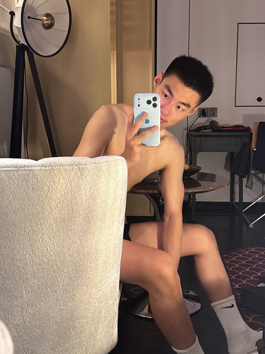lengfengsss's tweet photo. 好想认识正装男 https://t.co/vVmlpSDo4S