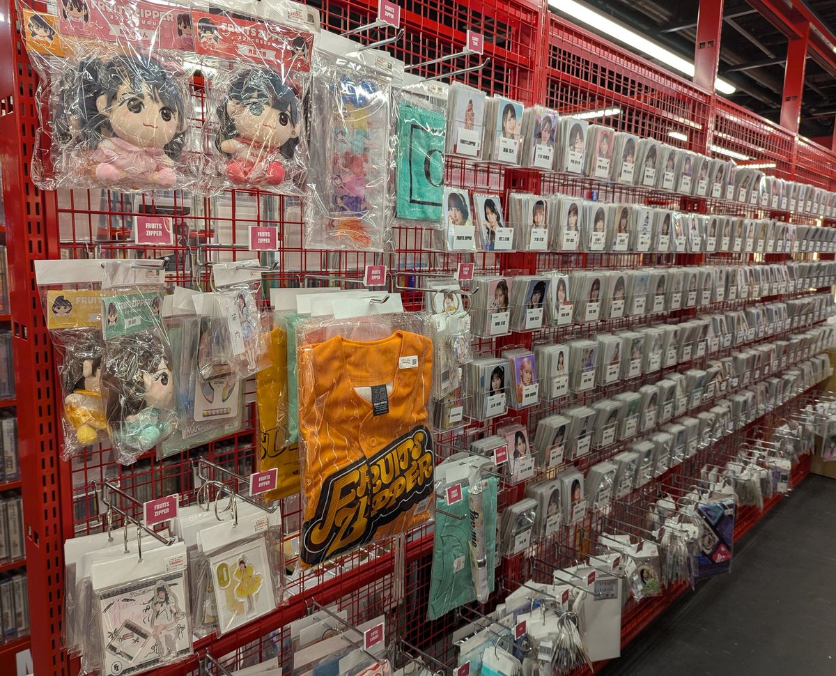 mdk_omiya's tweet photo. 【まんだらけ大宮店6/27(土）OPEN!!】

女性アイドル・声優コーナーでは
坂道グループを、イコノイジョイ、カワラボ等のアイドルグッズの他、女性声優、adoのグッズも沢山。女性アイドルファン集まれー。
ショーケース商品の販売はアイドルが12時、声優が13時からとなっております。
#まんだらけ大宮店 https://t.co/nKN5nIXrwl