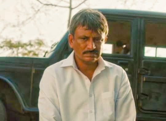 aaryatiwarii's tweet photo. मिर्जापुर का ये किरदार पूरे सीजन में लांर जैसा मुँह लटकाए घूमते रहता है....,मानो समाज और सिस्टम ने इसकी गांव मार रखी हो.....जबकि सारे फसाद की जड़ ये बुड्ढा स्वयं हैं....न ये पहले एपिसोड में केस लड़ने की जिद करता....,न मुन्ना इसके घर जाता और न ही मुन्ना और गुड्डू में बवाल होता.....

ऊपर से ये बुड्ढा अपनी जिद और चूतियापे को उसूलों का नाम देते फिर रहा है.....

इसके फर्जी उसूलों के चक्कर में इसका छोटा बेटा बबलू....इसकी बहु स्वीटी....और अब इसका दामाद रॉबिन तक मारा जा चुका है....बड़ा बेटा गुड्डू तो सनकी गैंगस्टर बन ही चुका है....

पूरे पूर्वांचल से लेकर बिहार तक में सैकड़ों लोग मारे जा चुकें हैं सिर्फ इस बुड्ढे के उसूलों के चक्कर में......

खैर अब Mirzapur The Movie आनेवाली है, तो देखते हैं इस बुड्ढे के रवैये में कोई बदलाव आता है या नहीं...