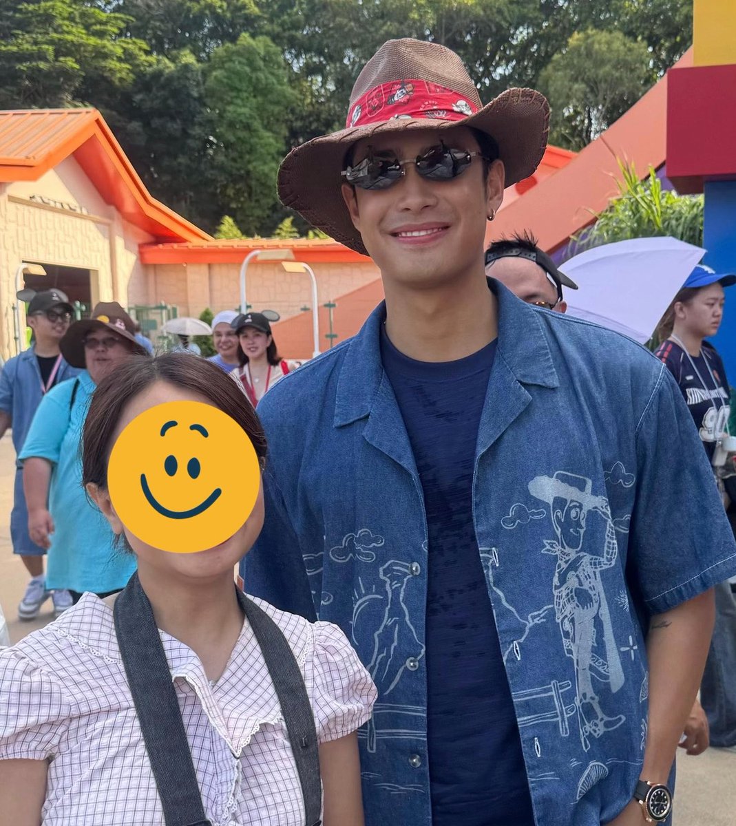 A_itsme__'s tweet photo. #DonBelle in HK Disneyland https://t.co/ZJ9e4YLnoc
