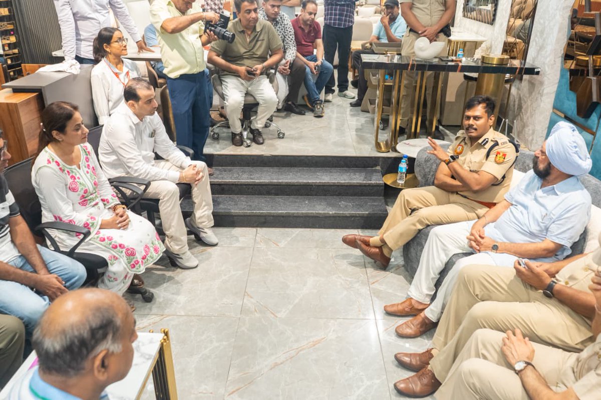 BJPrajusingh111's tweet photo. Thanks team PS Kirti Nagar for conducting a comprehensive footpatroling in the area on regular basis to ease out traffic congestion,make streets encroachment free and most importantly engaging with all our shopkeepers to understnd their problems.@LtGovDelhi @CPDelhi @DCPWestDelhi https://t.co/vGIlsxcB1q