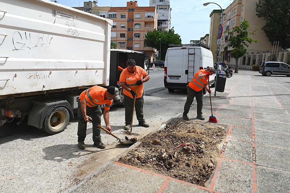 ciudadjerez's tweet photo. 🌳El @ciudadjerez continúa trabajando en la barriada de La Asunción.

Esta semana se han realizado labores de poda en las inmediaciones del CEIP Manuel de Falla

Igualmente, se están retirando tocones en la Avenida San Juan Bosco para mejorar la movilidad de la vía https://t.co/NzusnNcPoa