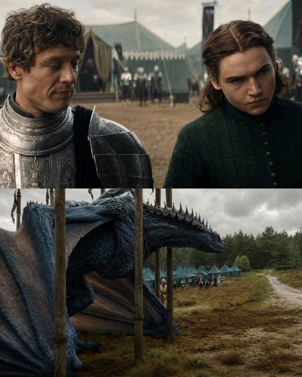 KingTargaryenn's tweet photo. Seguramente viste el estreno de la T3 de House of the Dragon y te preguntaste quién era el joven que aparece junto a Ormund Hightower y quién es ese imponente dragón azul que descansa en el campamento.

Se trata de Daeron Targaryen, el cuarto hijo de Alicent Hightower y Viserys I. A diferencia de Aegon y Aemond, fue enviado desde niño a Antigua para criarse entre los Hightower, la familia de su madre, lejos de las intrigas de Desembarco del Rey. Por eso las fuentes lo describen como el más educado, sensato y virtuoso de los hermanos del bando Verde.

Pero que nadie se confunda. Daeron no es un simple noble criado lejos de la guerra. Recibió una educación militar de primer nivel y acabó convirtiéndose en un jinete de dragón, destacado por su inteligencia táctica, sensatez y carisma.

También puede que no lo reconocieras porque no luce el característico cabello plateado de los Targaryen. La serie le da cabello castaño, similar al de su madre, reforzando visualmente su vínculo con la casa Hightower.

Junto a él aparece Tessarion, la legendaria Reina Azul. Sus escamas y sus llamas azuladas lo convierten en uno de los dragones más llamativos de toda la Danza. No posee un tamaño colosal, pero sí una velocidad y una agilidad que la vuelven extremadamente peligrosa en combate.

Lo más trágico de Daeron es que, pese a ser uno de los personajes más nobles de su bando, acabará poniendo su talento como guerrero al servicio de una guerra en la que nunca quiso participar.

Con Daeron y Tessarion entrando en escena, los Verdes obtienen justo la fuerza militar que necesitaban. Su llegada añade una nueva pieza al tablero de la Danza de los Dragones.
