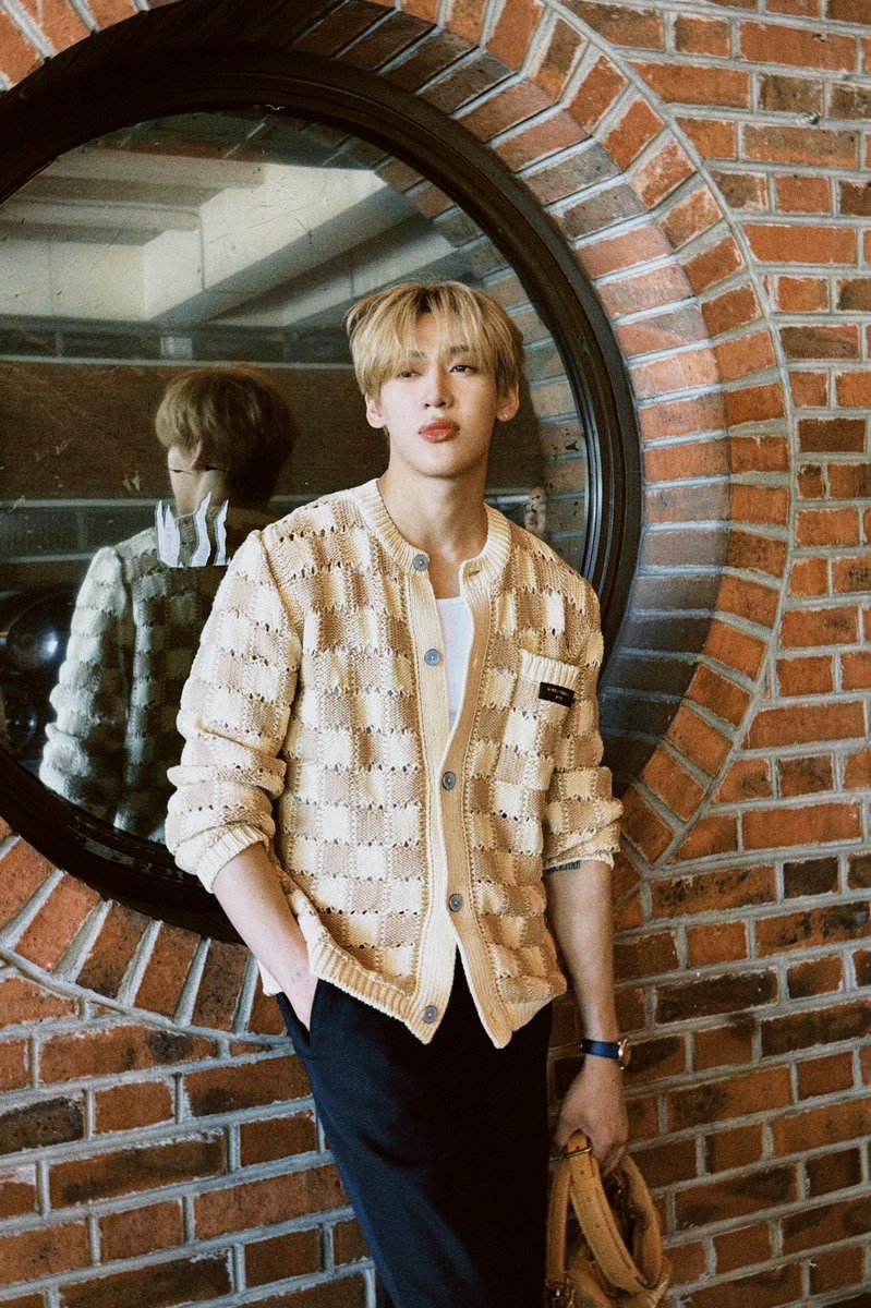 BAMBAMxBAMMIE's tweet photo. Surfing the vibe at LV 🏄

#BamBam #뱀뱀
#LVMenSS27 #LouisVuitton
#BamBamxLVMenSS27
@LouisVuitton https://t.co/i2dFqjyYfn
