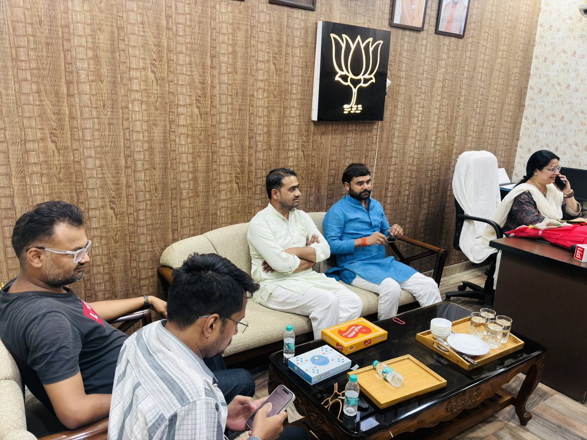 vishalrishu07's tweet photo. भाजपा उ.प्र. की प्रदेश उपाध्यक्ष की नवीन दायित्व प्राप्त होने पर डॉ. @kirtika_agrawal दीदी के प्रयागराज सिविल लाइंस स्थित आवास पर भेंट कर बधाई एवं शुभकामनाएँ प्रेषित किया.

कुशल संगठन नेतृत्व शैली से यह नया पद नया आयाम प्राप्त करेगा एवं आपके यशस्वी कार्यकाल की कामना करता हूँ. https://t.co/jywPAvqouA