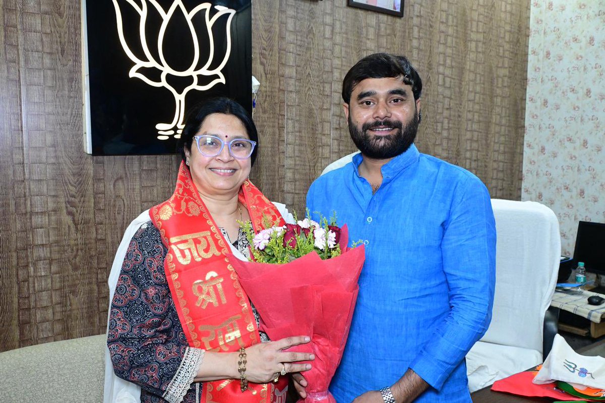 vishalrishu07's tweet photo. भाजपा उ.प्र. की प्रदेश उपाध्यक्ष की नवीन दायित्व प्राप्त होने पर डॉ. @kirtika_agrawal दीदी के प्रयागराज सिविल लाइंस स्थित आवास पर भेंट कर बधाई एवं शुभकामनाएँ प्रेषित किया.

कुशल संगठन नेतृत्व शैली से यह नया पद नया आयाम प्राप्त करेगा एवं आपके यशस्वी कार्यकाल की कामना करता हूँ. https://t.co/jywPAvqouA