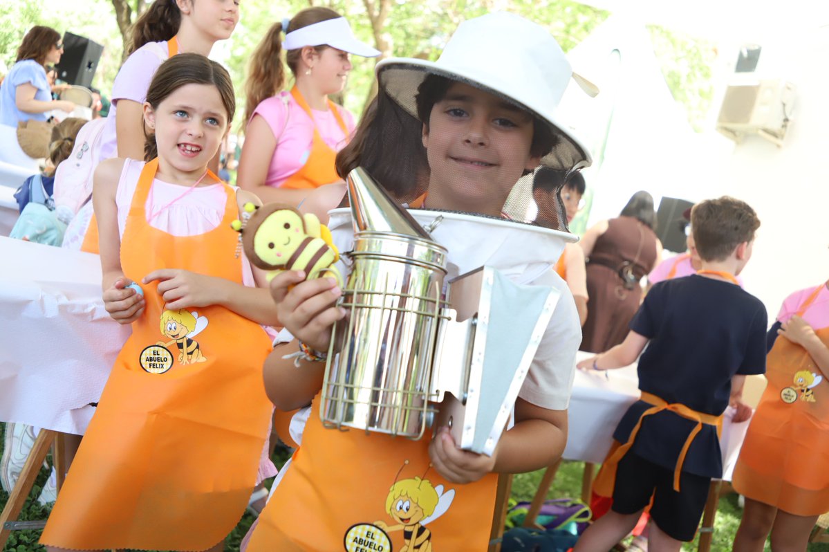 FeriaCampo's tweet photo. 🧒🏻👧🏻Intensa mañana para los niños y niñas del #PlanCorresponsables (@centromujermanz) y de las ludotecas: han sido ganaderos por un día, han aprendido a esquilar ovejas y ahora participan en una cata de miel

🐑¡Inolvidable su visita a #Fercam2026!🍯

📸https://t.co/BX9OS4vlRZ https://t.co/tphpSKUZCN