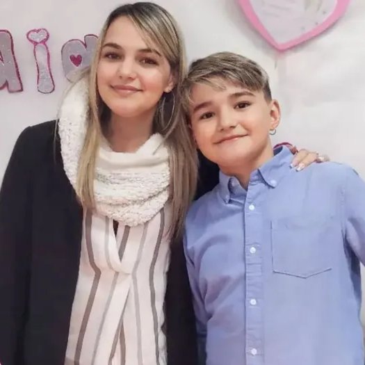 portalmvd's tweet photo. UNA MADRE PIDE AYUDA PARA SU HIJO DE 13 AÑOS INTERNADO EN CTI

Gerónimo, un adolescente de Maldonado con asma severa, está internado en CTI tras contraer influenza A. Su madre, Leticia, reclama apoyo estatal para acceder a una vivienda adecuada y afrontar los cuidados. “No quiero verlo morir”, dijo.

El estado de Gerónimo
Gerónimo está por cumplir 14 años y permanece internado en CTI, con asistencia respiratoria. Fue diagnosticado con influenza A, una infección que agravó su cuadro de asma severa. Su madre asegura que existe riesgo real de muerte por asfixia.

Una enfermedad de alto riesgo
Desde niño convive con asma severa, una enfermedad que limita su vida diaria. No puede caminar pocas cuadras sin agotarse y debe llevar medicación de rescate a todos lados. Su madre afirma que cualquier gripe puede afectarlo de forma mucho más grave que a otros adolescentes.

El reclamo de la madre
Leticia es viuda y única responsable de los cuidados de su hijo. Dice que la situación de salud de Gerónimo le impide mantener un trabajo estable. Reclama apoyo del Mides, el Ministerio de Vivienda y la Intendencia de Maldonado para acceder a asistencia, subsidio de alquiler o una canasta de emergencia.

La vivienda actual
La madre sostiene que viven en una casa prestada, con humedad y condiciones inadecuadas para una persona con una patología respiratoria severa. Su principal preocupación es qué pasará cuando Gerónimo reciba el alta médica. “Necesito llevarme a mi hijo a una casa acorde para lo que él necesita”, expresó.

Puertas cerradas
Leticia asegura que realizó gestiones ante distintos organismos, pero recibió respuestas negativas o insuficientes. Cuestiona que se le exija trabajo estable para acceder a un subsidio de alquiler, cuando no puede trabajar de forma sostenida por los cuidados que requiere su hijo.

Cómo colaborar
Quienes deseen ayudar pueden hacerlo a través de la cuenta OCA Blue 9680629, la cuenta BROU 001503215-00001 o comunicarse al 091 660 114.