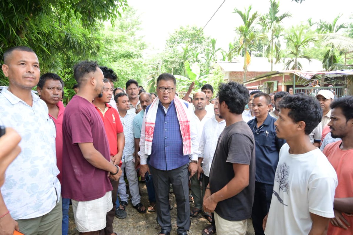 airnews_ghy's tweet photo. ৰাজ্যৰ শিক্ষামন্ত্ৰী তথা স্থানীয় বিধায়ক ড° ৰণোজ পেগুৱে আজি #Dhemaji জিলাৰ বান আৰু খহনীয়াগ্ৰস্ত অঞ্চলসমূহ পৰিদৰ্শন কৰি পৰিস্থিতিৰ বুজ লয়���
@ranojpeguassam
#AssamFloods
#FloodRelief
#ReliefCamp
#ErosionControl
#AkashvaniPic: Harendra https://t.co/6SWkWhqTzX