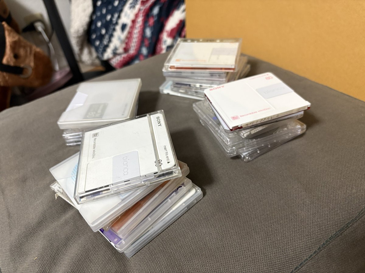 5tomapt's tweet photo. 最近HALCALIがファーストテイクとかに出てきて1日に数回聴かないといけないって発作が出てきて、MDでHALCALIの曲いっぱいあったんだよなーってアホ嫁に話したら
じゅんのMDいっぱいあったよって出てきた
明日飲みながらいろいろ聴いてみよう
SOFFetとRADWIMPSがいっぱいあるだろうけど https://t.co/FvK855KeTh