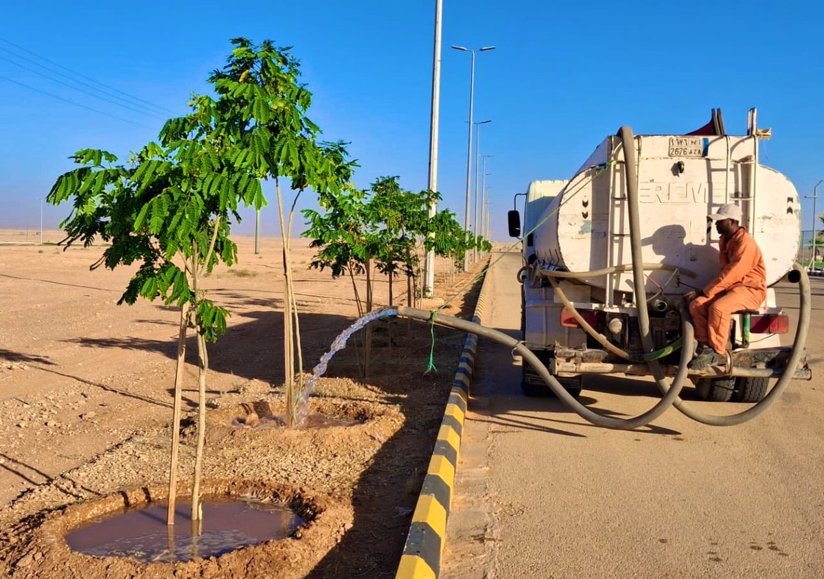 ummkhonsar's tweet photo. تواصل #بلدية_أم_خنصر تنفيذ أعمال سقيا الأشجار في الطرق والحدائق العامة، ضمن جهودها المستمرة للمحافظة على الغطاء النباتي وتعزيز المشهد الحضري وتحسين البيئة العامة.

#بلدية_أم_خنصر
#أمانة_منطقة_الحدود_الشمالية 🌳💧 https://t.co/Gesi5rRuyd