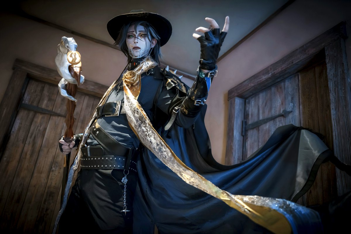 daikyo96's tweet photo. 【コスプレ/cosplay】

『第五人格/Identity V : 隠者（金箔）/アルヴァ・ロレンツ』

撮影📸: 大佐様(@ATyuusa  ）

#ラグコス https://t.co/ia4D9WEvu9