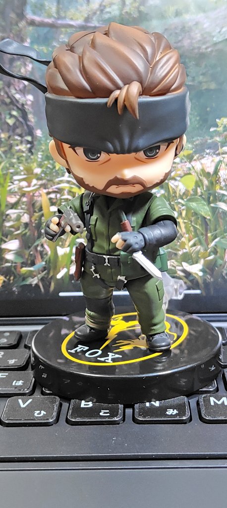 tecchy28's tweet photo. ねんどろいどが届きました！！
眼帯と眼帯なし選べるのも良いですね✨️
ナイフ持ってるけど、胸に刺さってる状態になってしまうのは仕方がないけどちょっと気になるかもｗ
アイテムはしっかりホールドされるので無くす心配もなさそうです！ 
大きな食べ物はたいやきでしたｗ
#MGSDelta #メタルギア https://t.co/bR996Drktk