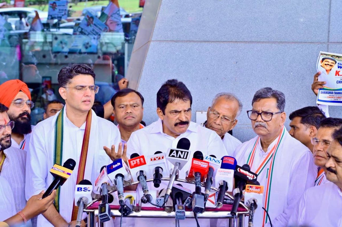 SachinPilot's tweet photo. रायपुर हवाई अड्डे पर कांग्रेस संगठन महासचिव @kcvenugopalmp जी का स्वागत एवं अभिनंदन किया।

मुझे पूर्ण विश्वास और आशा है कि वेणुगोपाल जी के आगमन एवं उनके द्वारा दिए गए मार्गदर्शन से हमारे जिलाध्यक्षों, पदाधिकारियों और कार्यकर्ताओं को नई ऊर्जा एवं दिशा मिलेगी।

उनके विचारों और संवाद का लाभ सीधे जमीनी स्तर तक पहुंचेगा तथा आने वाले समय में संगठन और अधिक सक्रिय, मजबूत एवं सशक्त बनेगा।

@RahulGandhi  @priyankagandhi @DeepakBaijINC  @DrCharandas  @bhupeshbaghel @TS_SinghDeo @SampathKumarINC  @szarita @VijayJangidINC @INCChhattisgarh @INCIndia