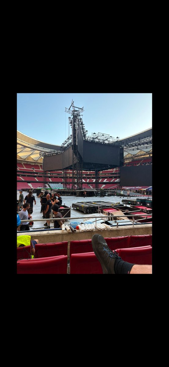 MinGeniusSG's tweet photo. Un compañero del trabajo de mi hermana forma parte del staff que está montando el escenario AAAAAAAH https://t.co/SWltHkmJrR