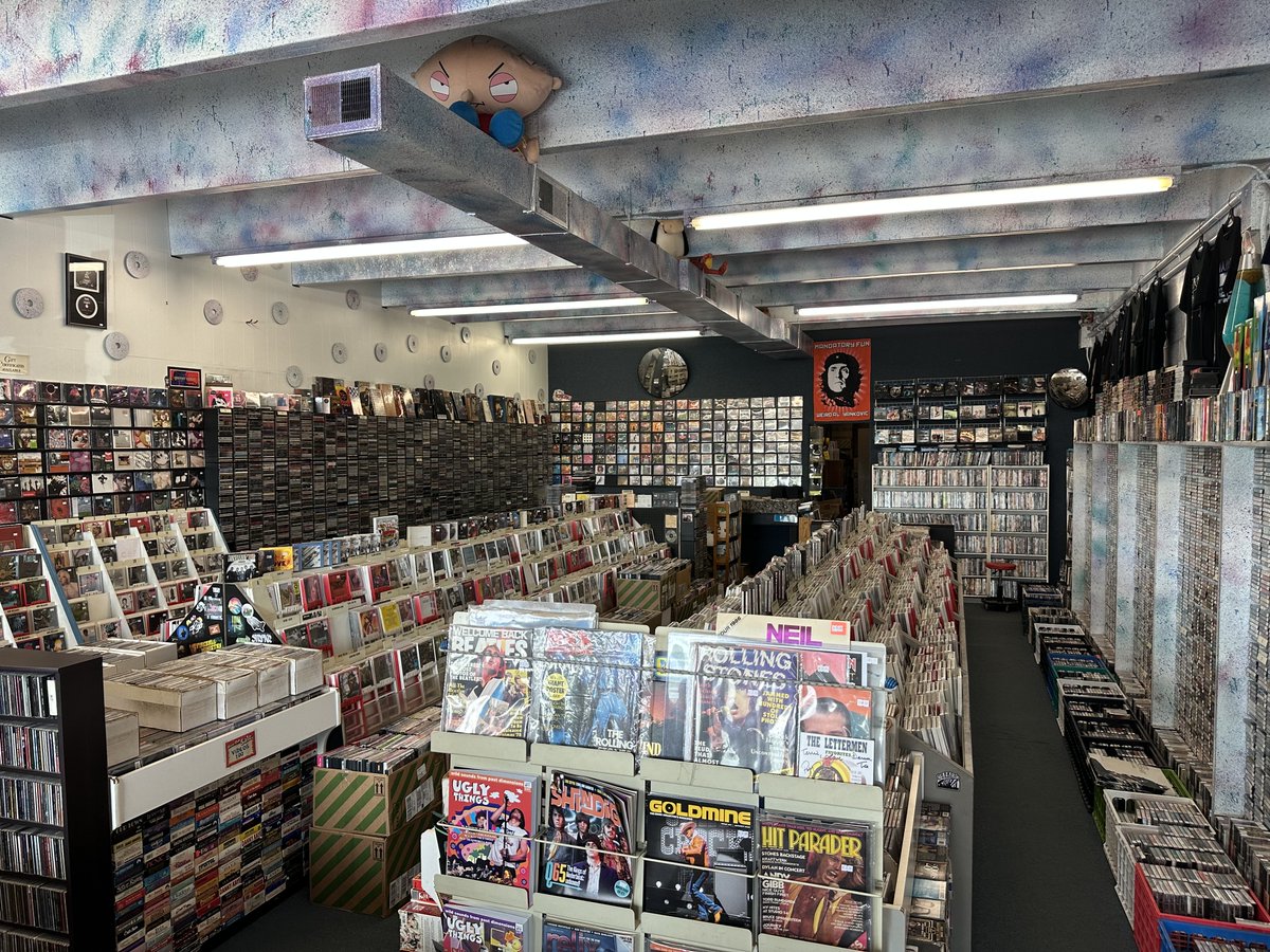 jamesqueener's tweet photo. Back at “Record Connection” this morning. https://t.co/gn58cGC0gA