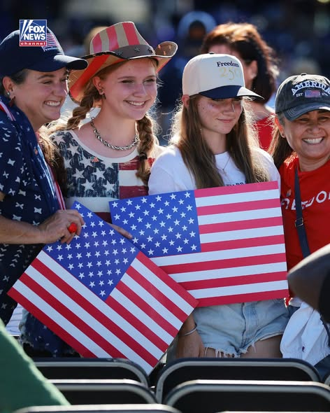 Chloe800000's tweet photo. Crowds gather on the National Mall as President Trump kicks off the Great American State Fair ahead of America's 250th anniversary. https://t.co/KeMbZcHSND