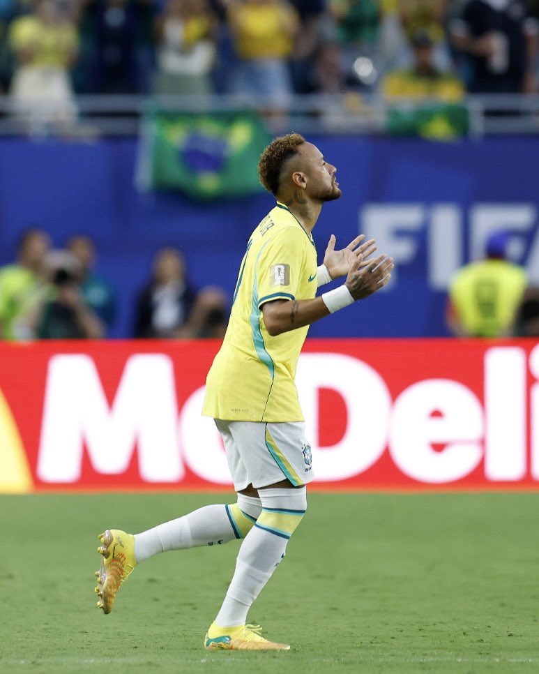 SantosFC's tweet photo. Neymar da Silva Santos Júnior. A estreia em sua quarta Copa do Mundo. O momento que todos esperavam. 🌟

O 10 do Santos é o 10 da Seleção! 🇧🇷🔟

📸 Rafael Ribeiro / CBF https://t.co/iCmiRSlU8a