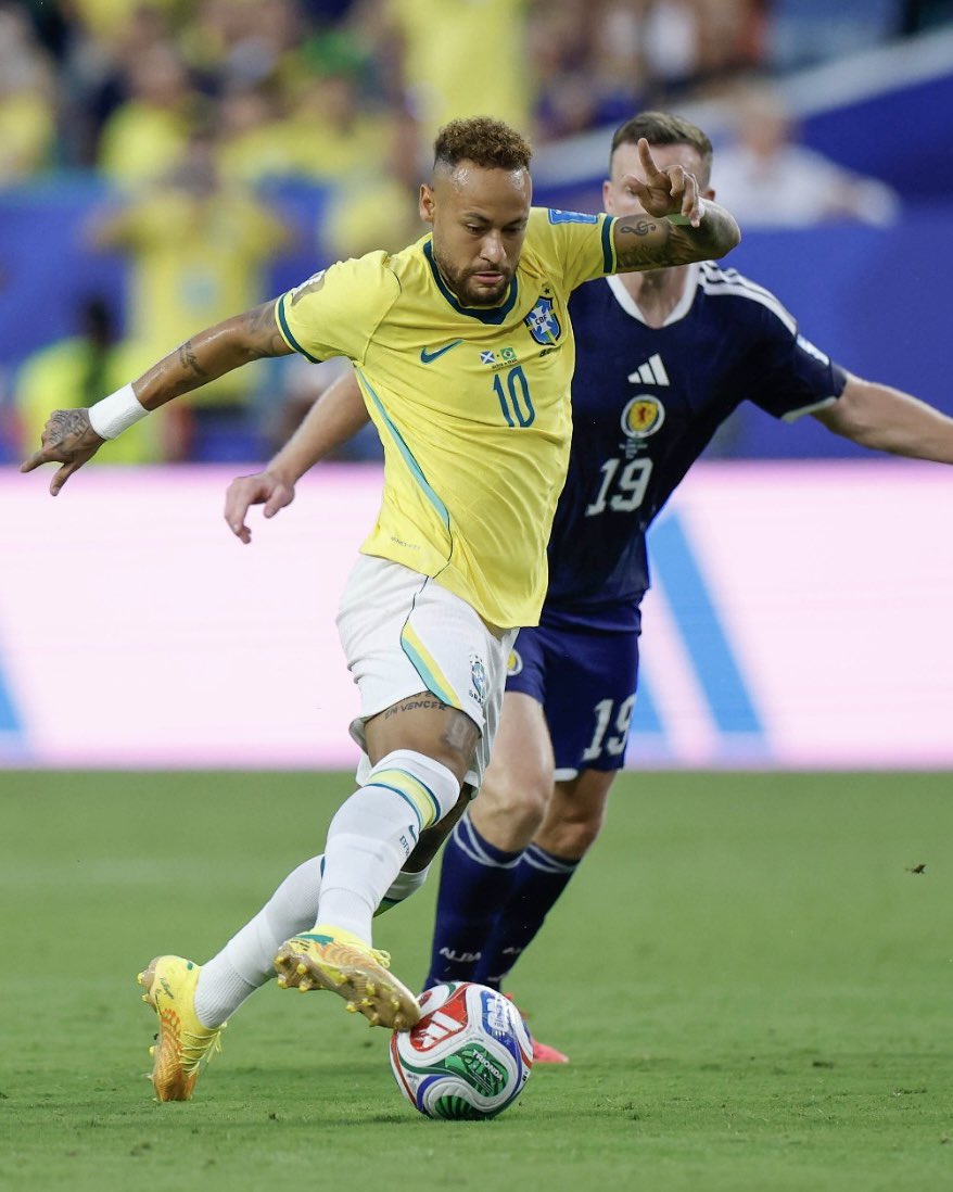 SantosFC's tweet photo. Neymar da Silva Santos Júnior. A estreia em sua quarta Copa do Mundo. O momento que todos esperavam. 🌟

O 10 do Santos é o 10 da Seleção! 🇧🇷🔟

📸 Rafael Ribeiro / CBF https://t.co/iCmiRSlU8a